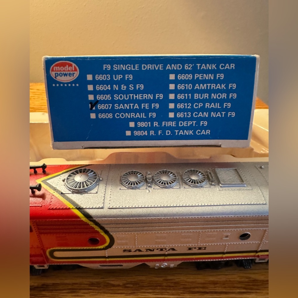 Model Power Santa Fe Toy Train Locomotive HO Scale Model Train In Box Display. - Picture 6 of 14